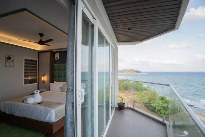 Balcony Sea View room with sliding glass doors to a private balcony